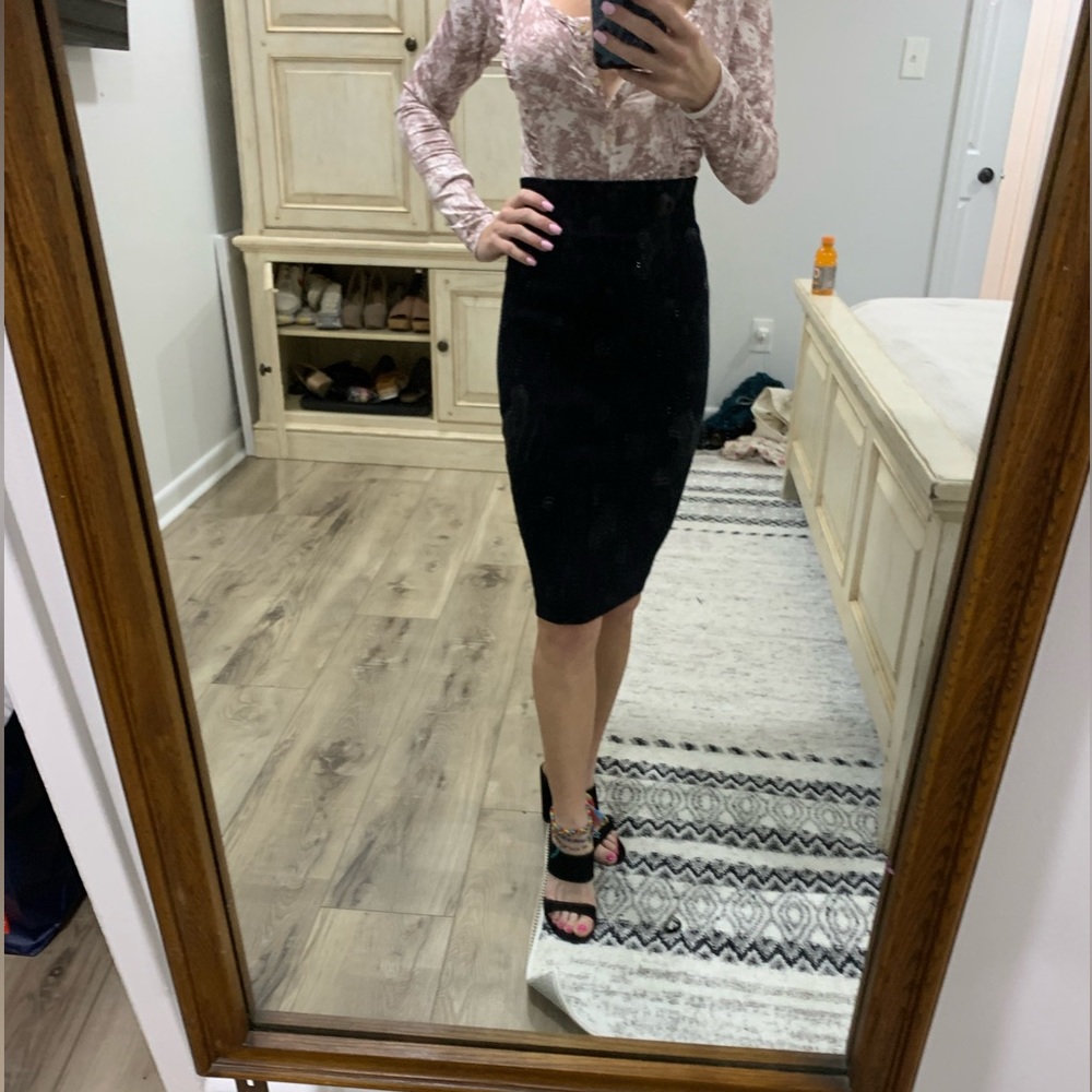 Black Forever21 form figure black sweater skirt